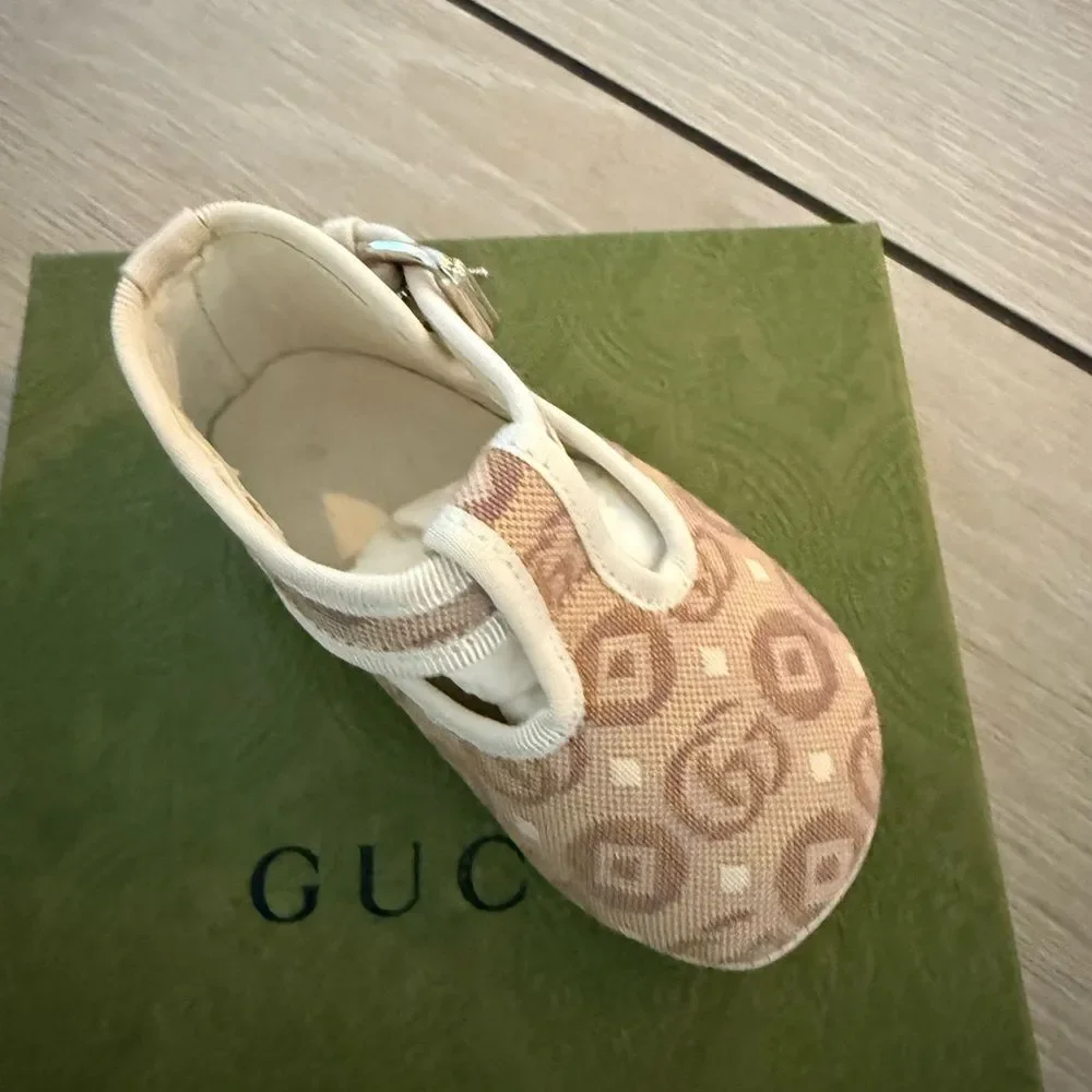 Brand new with box Gucci Baby Walker Shoe in Beige and Cream